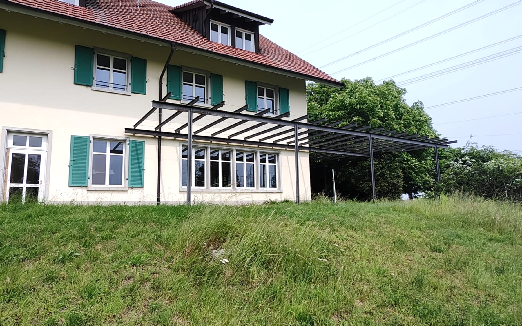 Berghaus mit unvollständigem Wintergarten vor der Sanierung