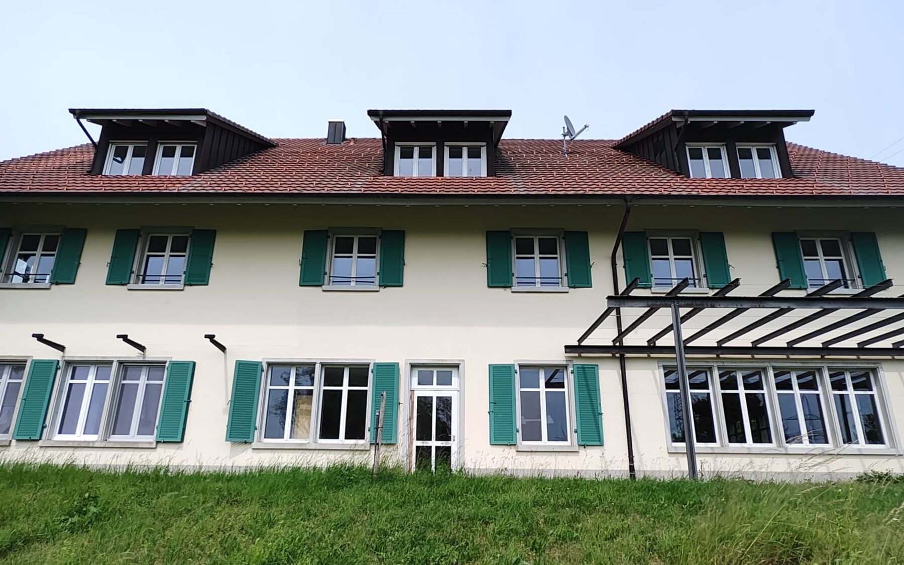 Frontansicht des Berghauses vor der Sanierung
