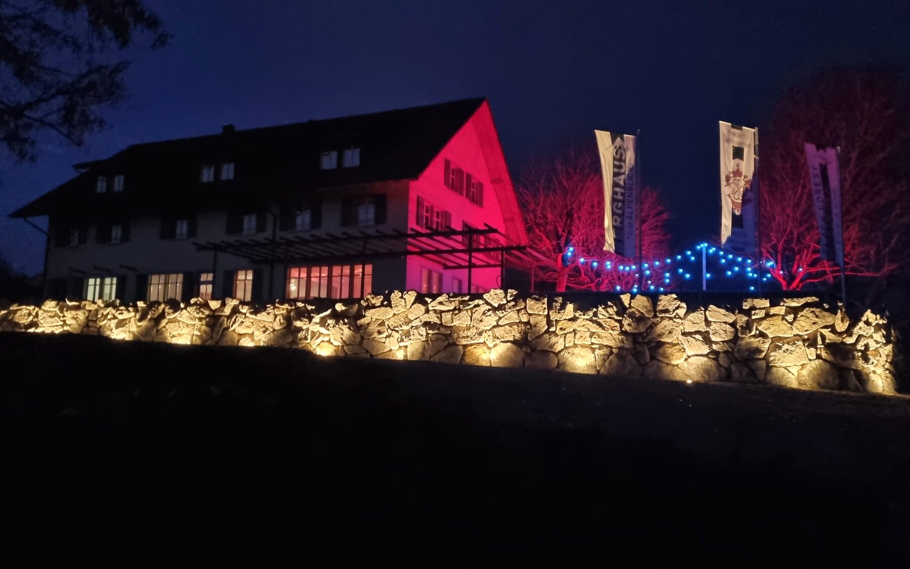 Stimmungsvoll beleuchtetes Berghaus bei Nacht