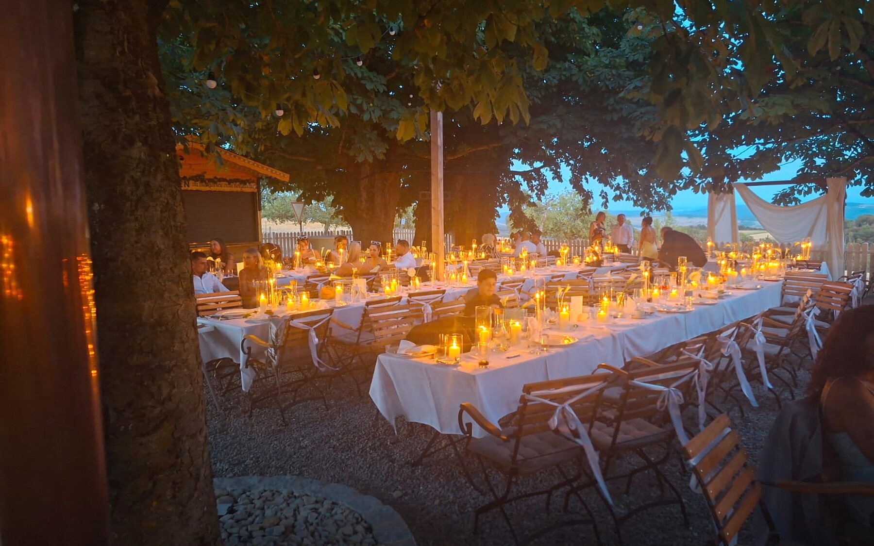 Festlich beleuchtete Tafel mit Kerzen am Berghaus