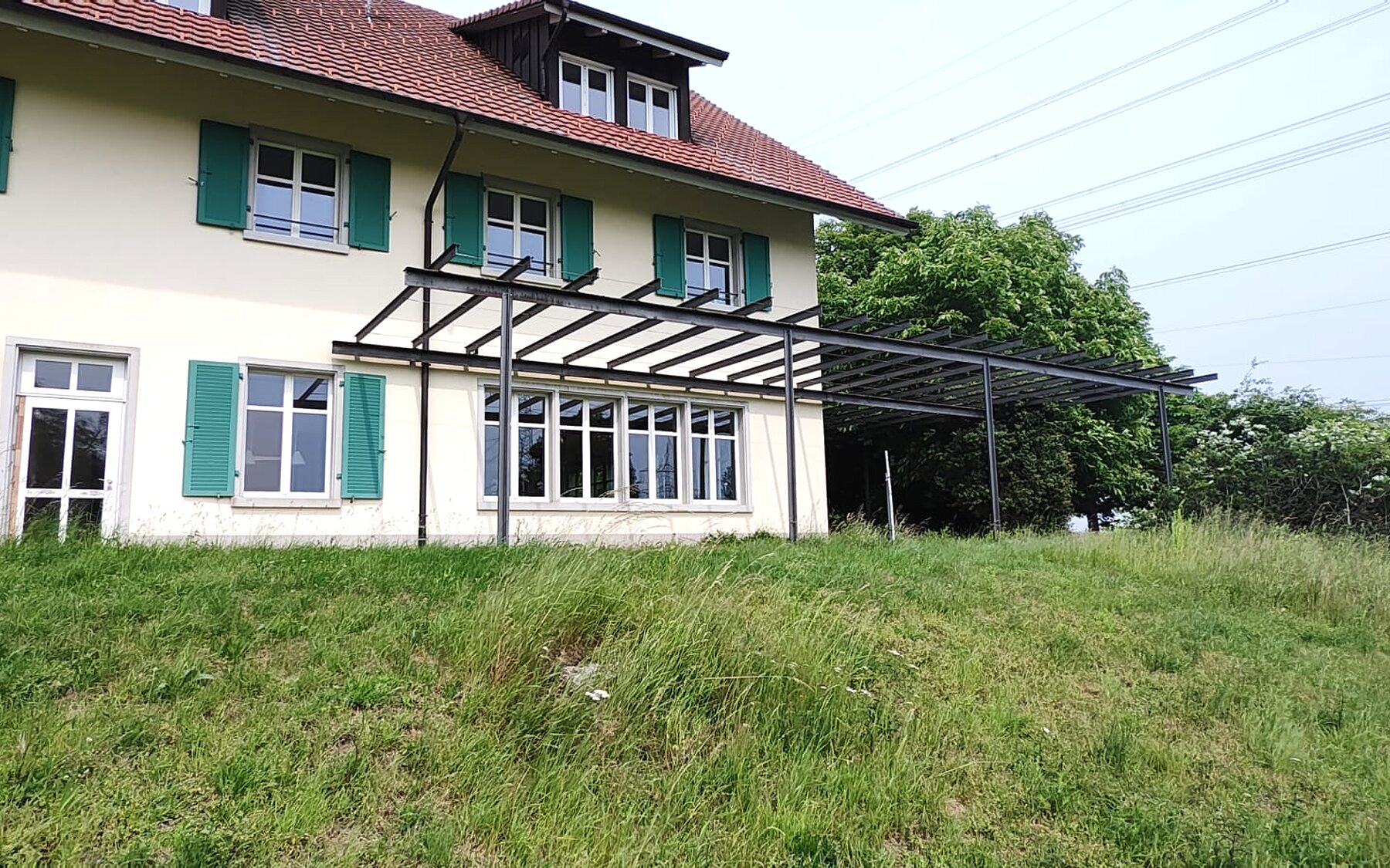 Berghaus mit dem alten unvollständigen Wintergarten vor der Sanierung